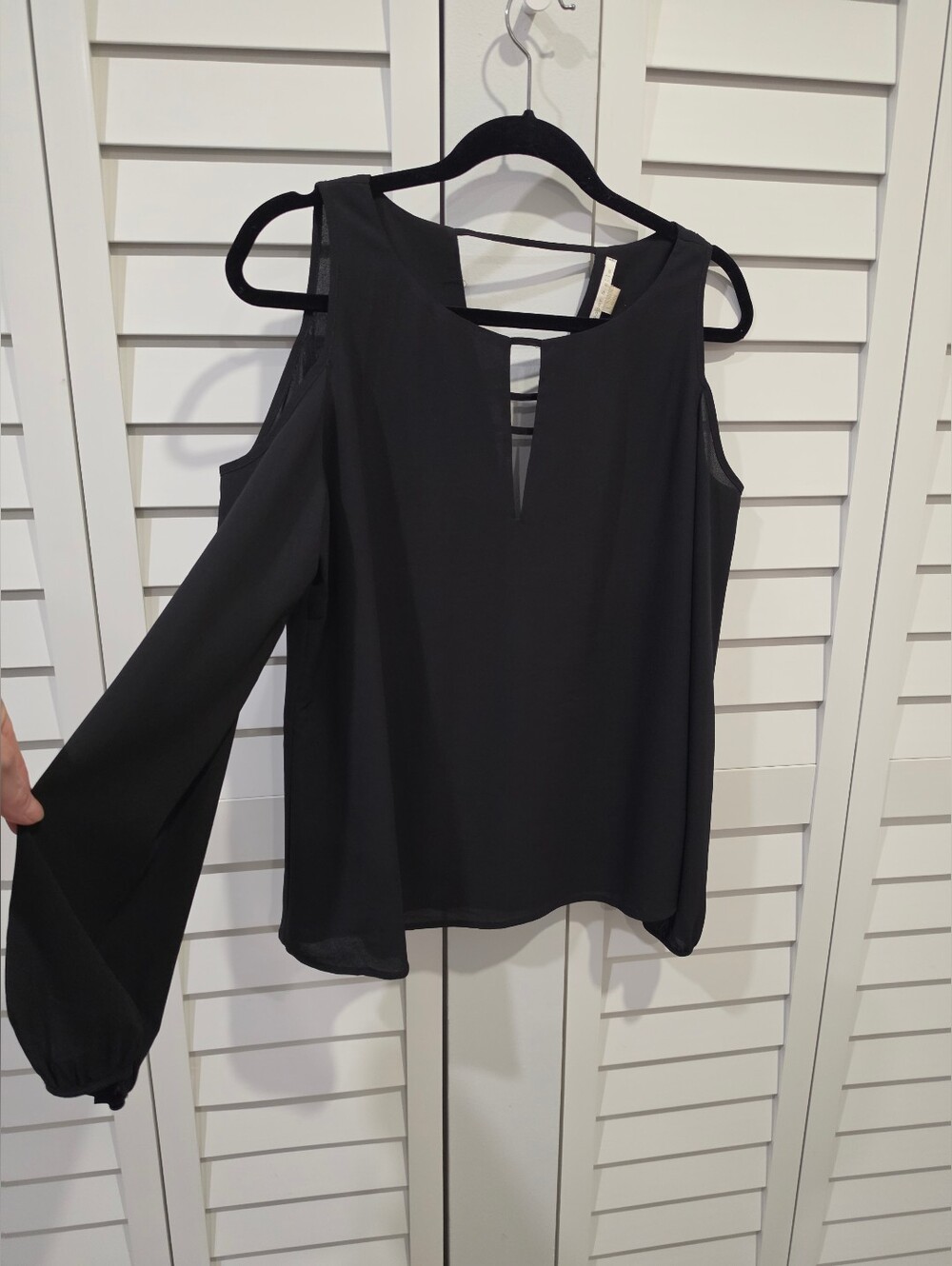 COOPER & ELLA Black Cold Shoulder Orante Back Flowy Long Sleeve Blouse Sz. L